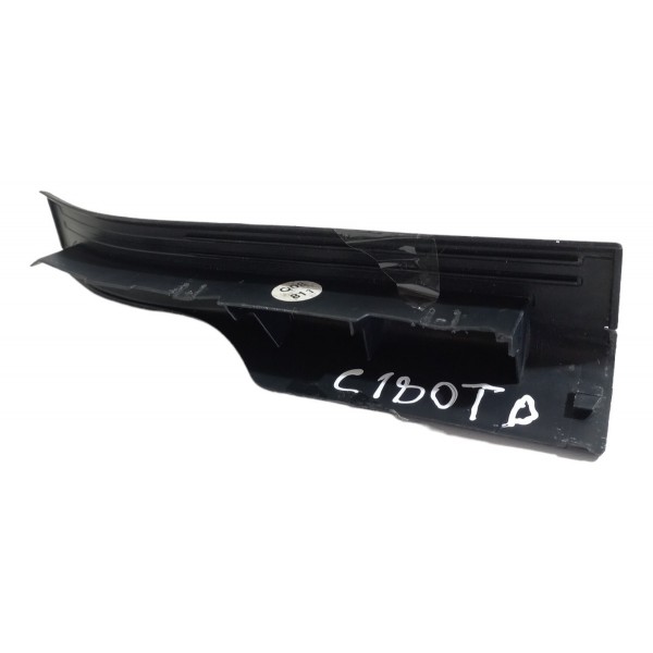 Acabamento Moldura Traseira Direita Mercedes Benz C180
