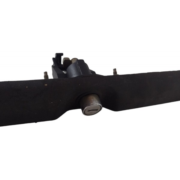 Friso Fechadura Tampa Traseira Porta Malas Gm Corsa 2002 03