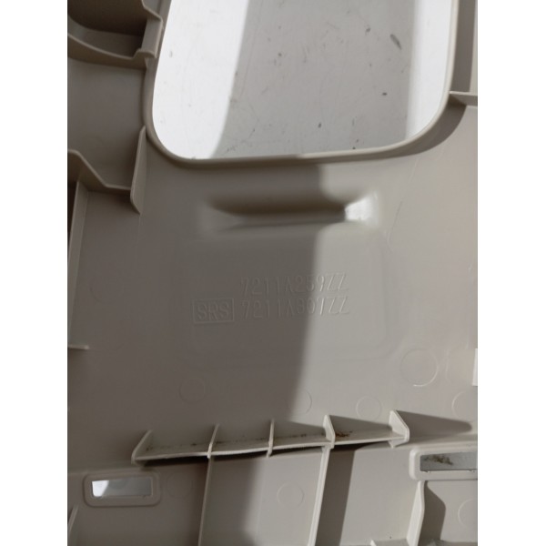 Acabamento Coluna Central Esquerda Mitsubishi Outlander 2015