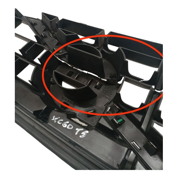 Grade Dianteira Emblema Volvo Xc60 T5 2012 Detalhe