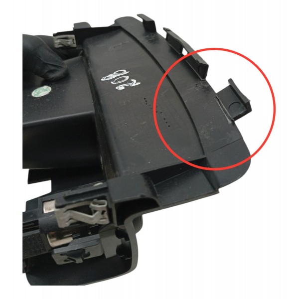 Moldura Tomada 12v Painel Central Peugeot 208 2015 Detalhe