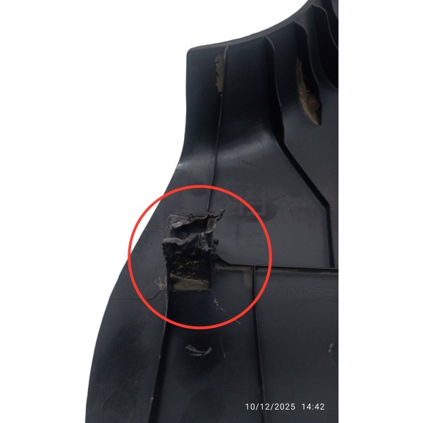 Acabamento Coluna Traseira Direita Nissan Versa 2019 Detalhe