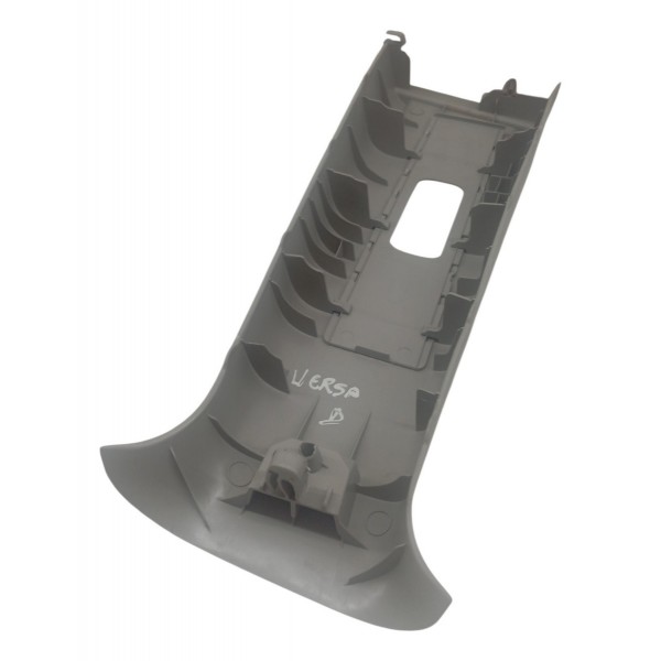 Acabamento Superior Coluna Direita Nissan Versa 2018 Detalhe