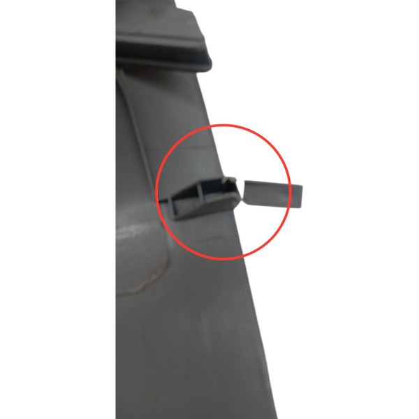 Moldura Coluna Esquerda Volkswagen Golf 2001 Detalhe